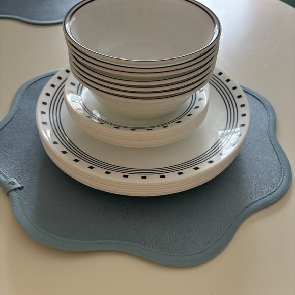White dish set with navy detaililng - Picture 6 of 8